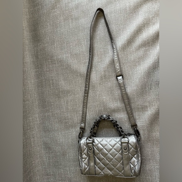 Poppie Jones Chic Silver Quilted Crossbody Shoulder Bag silver metallic - Picture 6 of 15